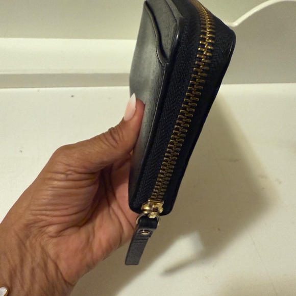 Kate Spade Black Wallet in great condition. Has 12 slots and 7 packets - Picture 4 of 10